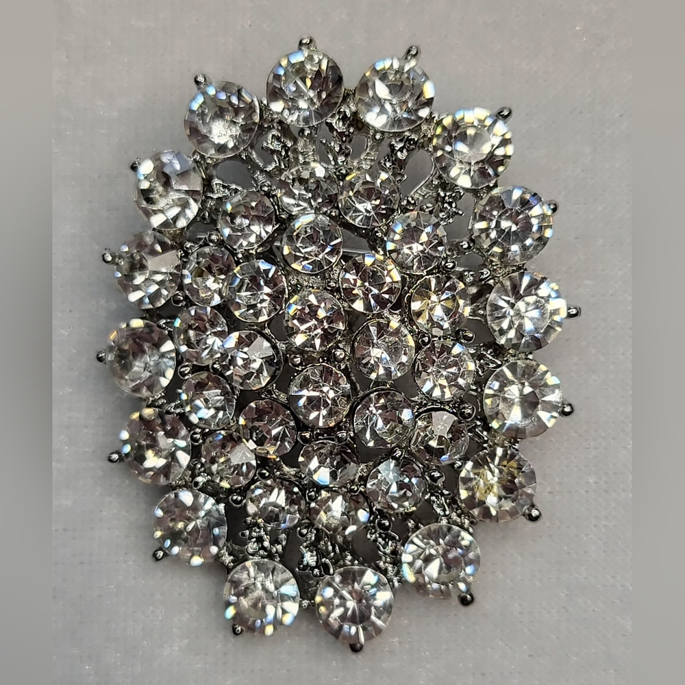 NEW Vintage-style Floral or Starburst Rhinestone Brooch / Pin